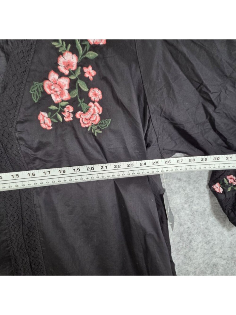 Torrid Festi NWT Women’s Floral Embroidered Popover Blouse Black Size 4 - Picture 3 of 10